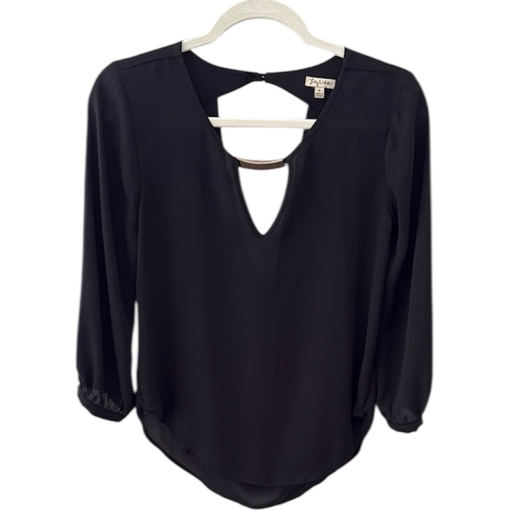 Beautiful sheer blouse w 3/4,sleeve and gold detail - S